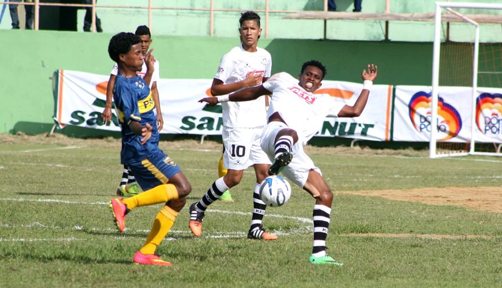 Ronald Pierre intenta controlar un balón en el encuentro que Pantoja derroto al Moca FC